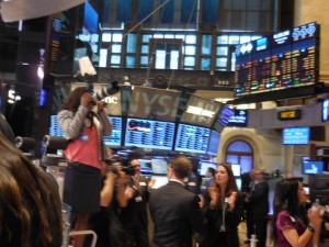 Das Läuten der NYSE-Eröffnungsglocke wird von Beifall begleitet